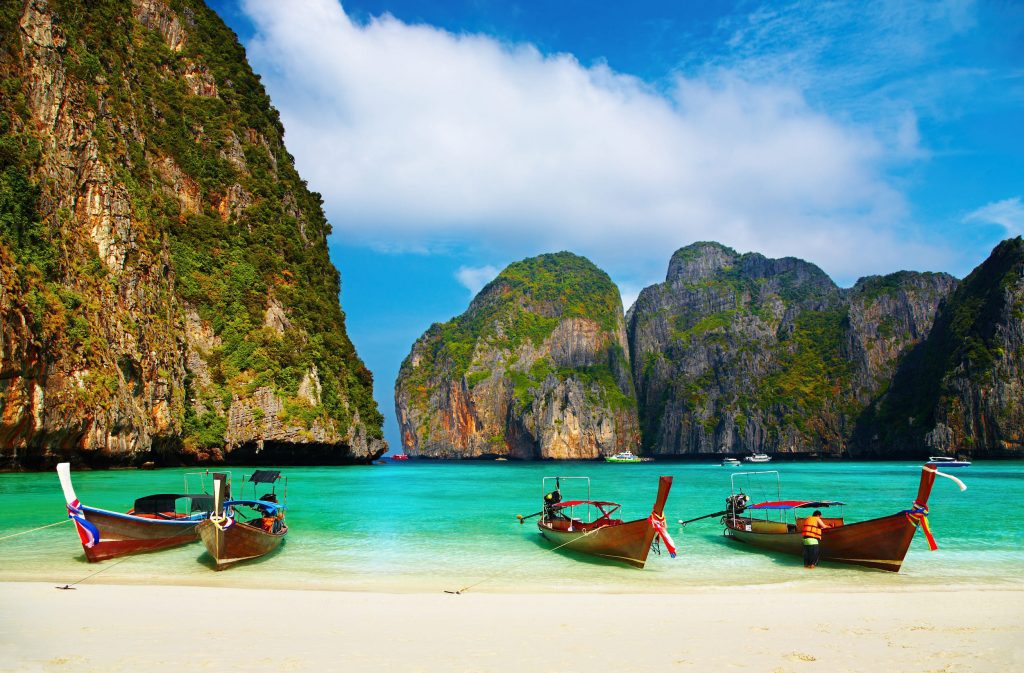 Disfrutar de Tailandia en diciembre – Escena relajante en las playas de Krabi con aguas cristalinas y clima perfecto.