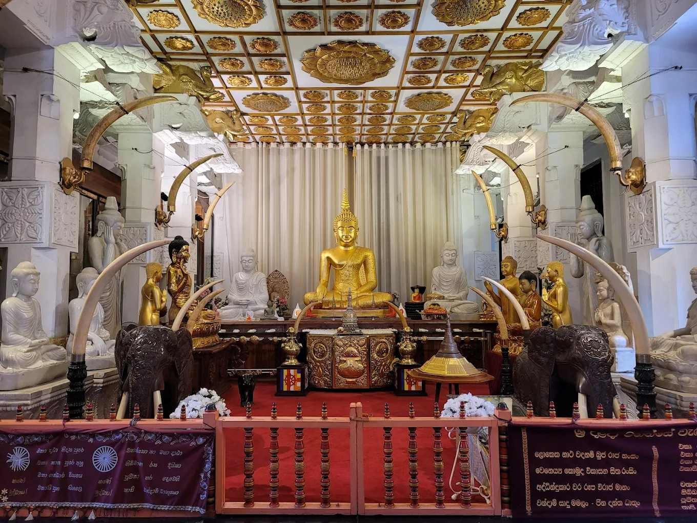 dónde viajar en octubre tranquilo Templo del Diente de Buda en Kandy
