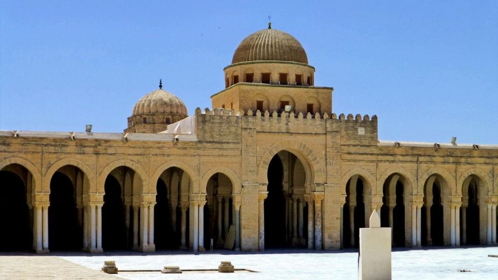 viaje a Túnez en familia Itinerario Túnez 6 días – visita a la Gran Mezquita de Kairouan.
