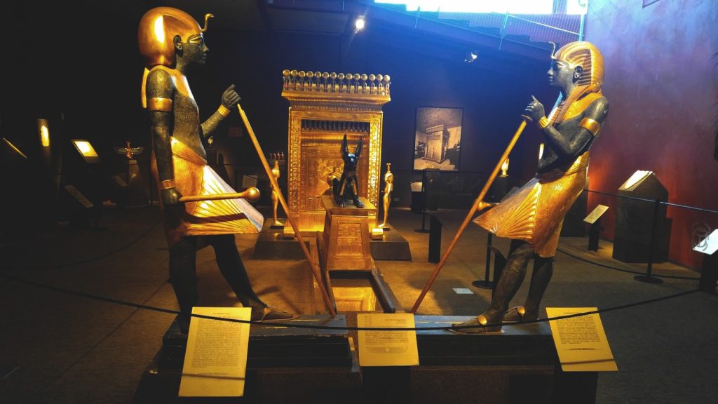 Escena de la aldea faraónica en el viaje con niños a Egipto