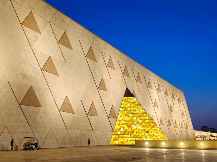 Grand Egyptian Museum niños