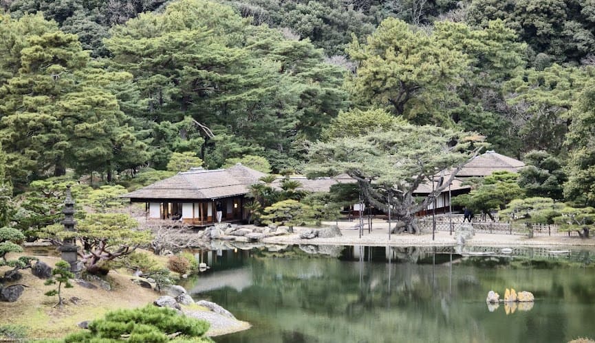 Jardín japonés tradicional en Kyoto con templo, estanque y paisaje natural.