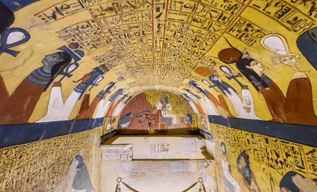 Pinturas y jeroglíficos en la tumba de Nefertari en el Valle de las Reinas, uno de los lugares históricos más impresionantes y poco conocidos de Egipto.